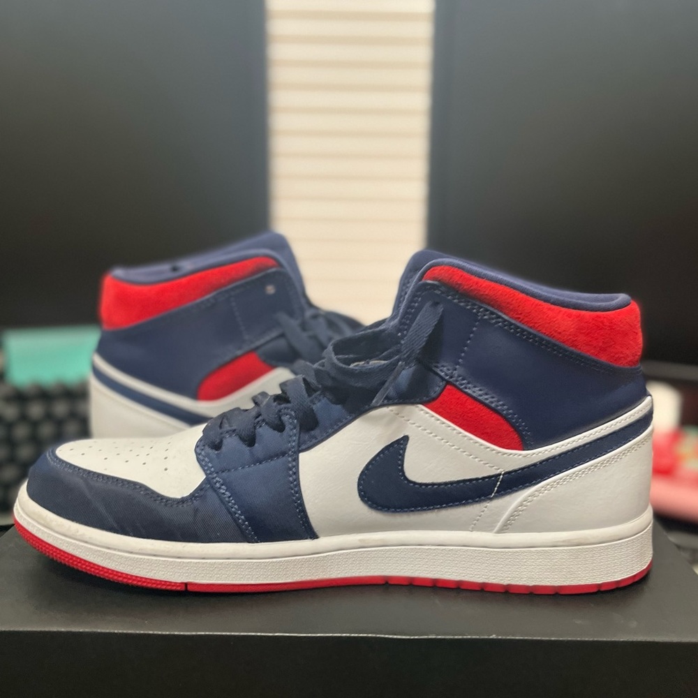 Jordan 1 Mid SE USA - Picture 1 of 5
